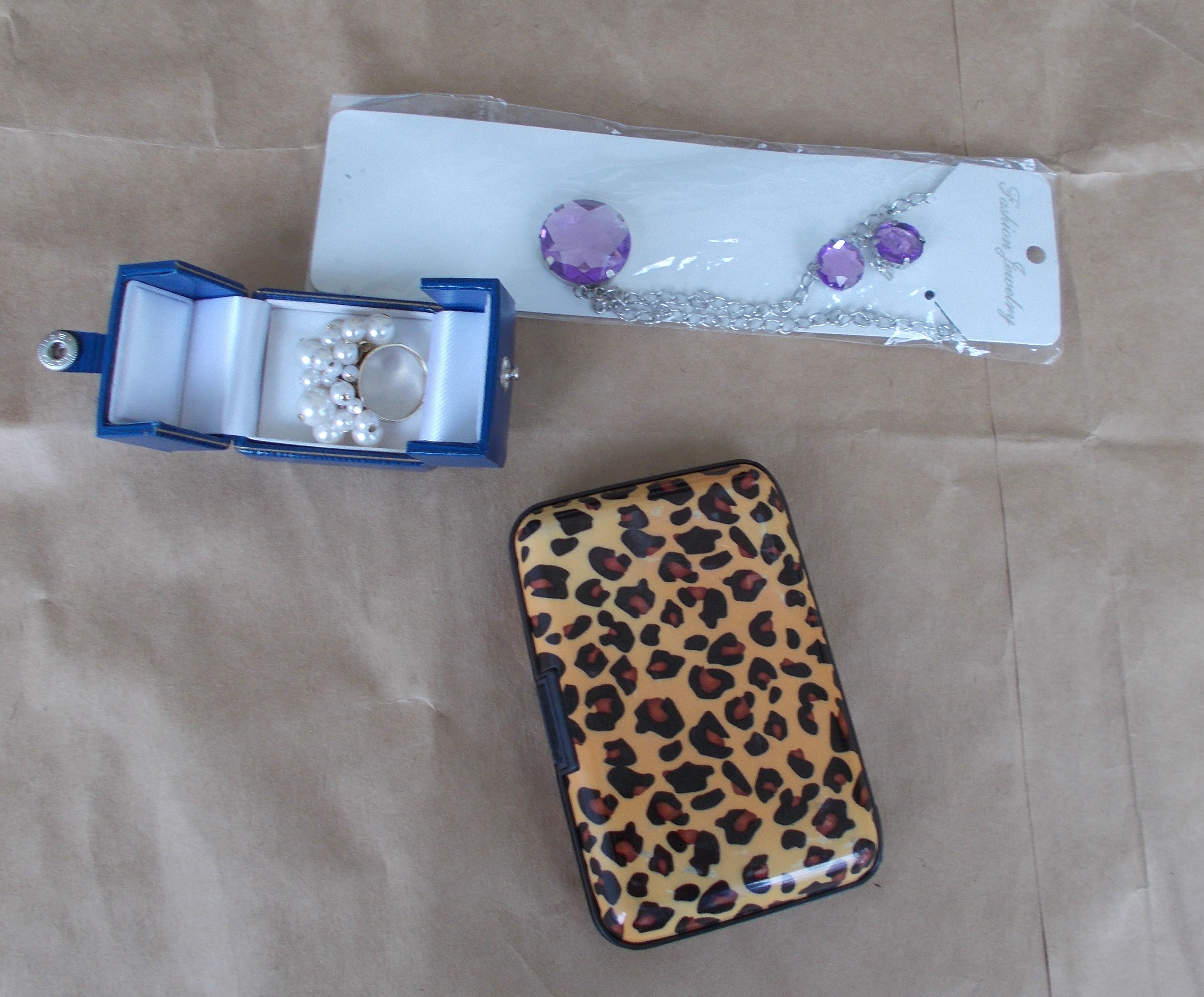 Ékszerek: Fashion Jewelry Nyaklánc és egy gyűrű meg egy irattartó

Jewelry Nyaklánc bontatlna csomag
Gyürű gyönyökkel
Irattartó leopárd mintával


